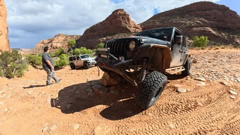 Sucia flexing over a rock obstacle (thumbnail)